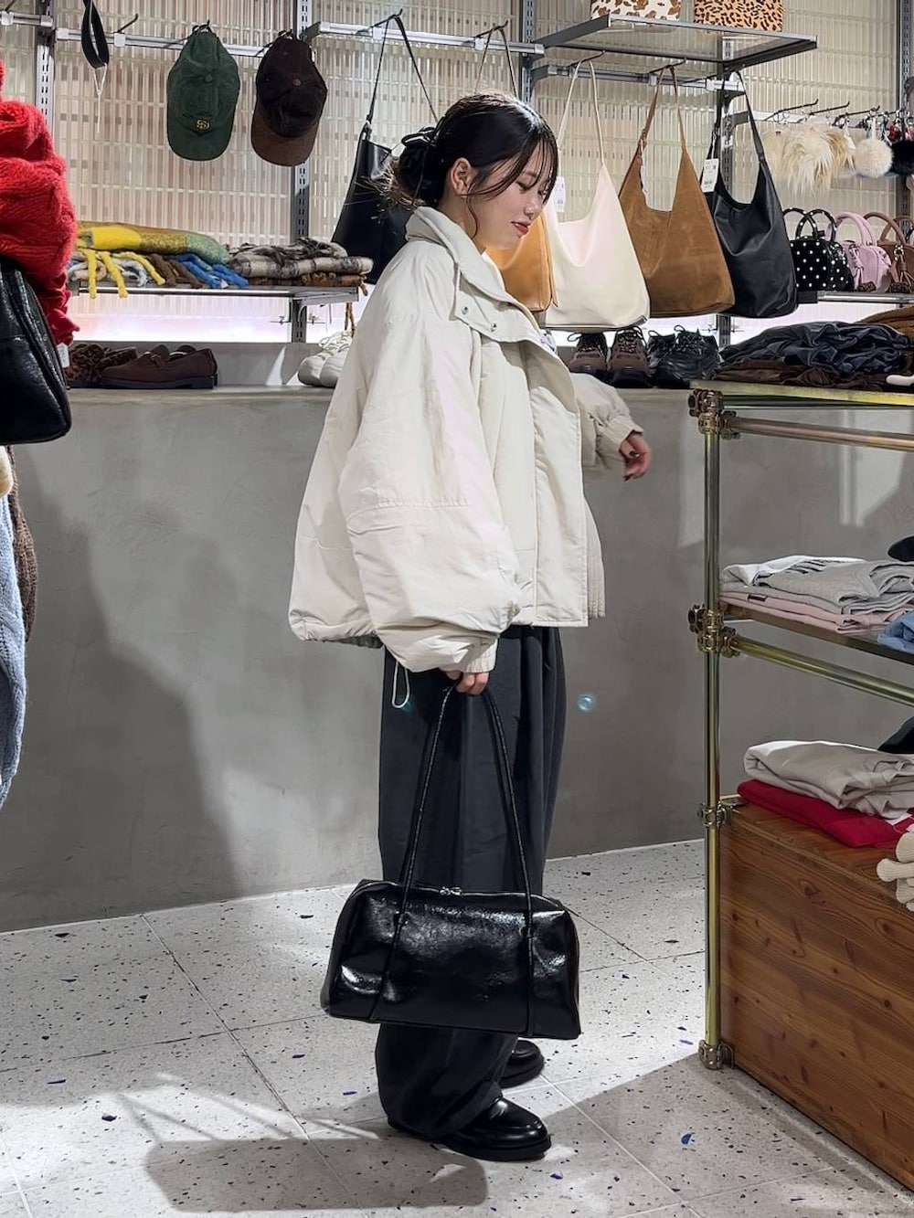 ホワイト系のその他アウター、ブラック系のローファー、ホワイト系のポロシャツを着用したレディースの秋コーディネートの2枚目の写真