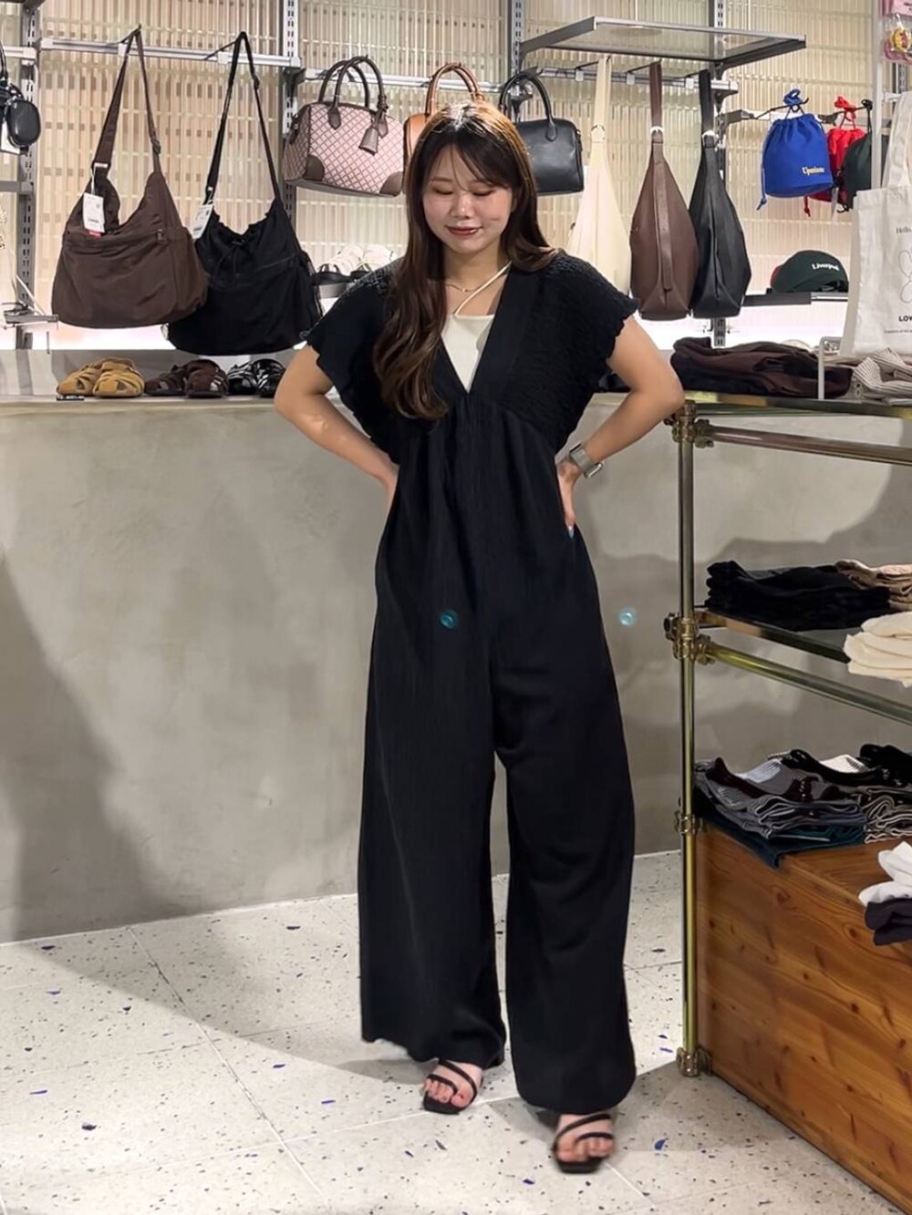 ベージュ系のキャミソール、ブラック系のサンダル、ブラック系のサロペット/オーバーオールを着用したレディースの夏コーディネートの2枚目の写真