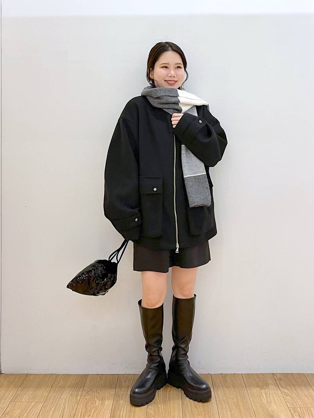 ブラック系のブルゾン、ブラック系のその他パンツ、ブラック系のブーツを着用したレディースの冬コーディネートの3枚目の写真