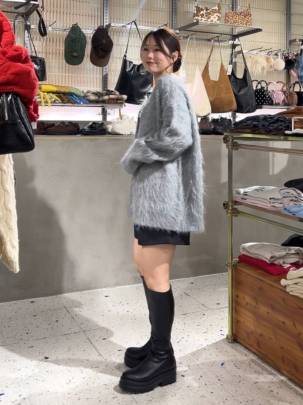 グレー系のその他パンツ、ブラック系のブーツ、ブラック系のニット/セーターを着用したレディースの秋コーディネートの3枚目の写真