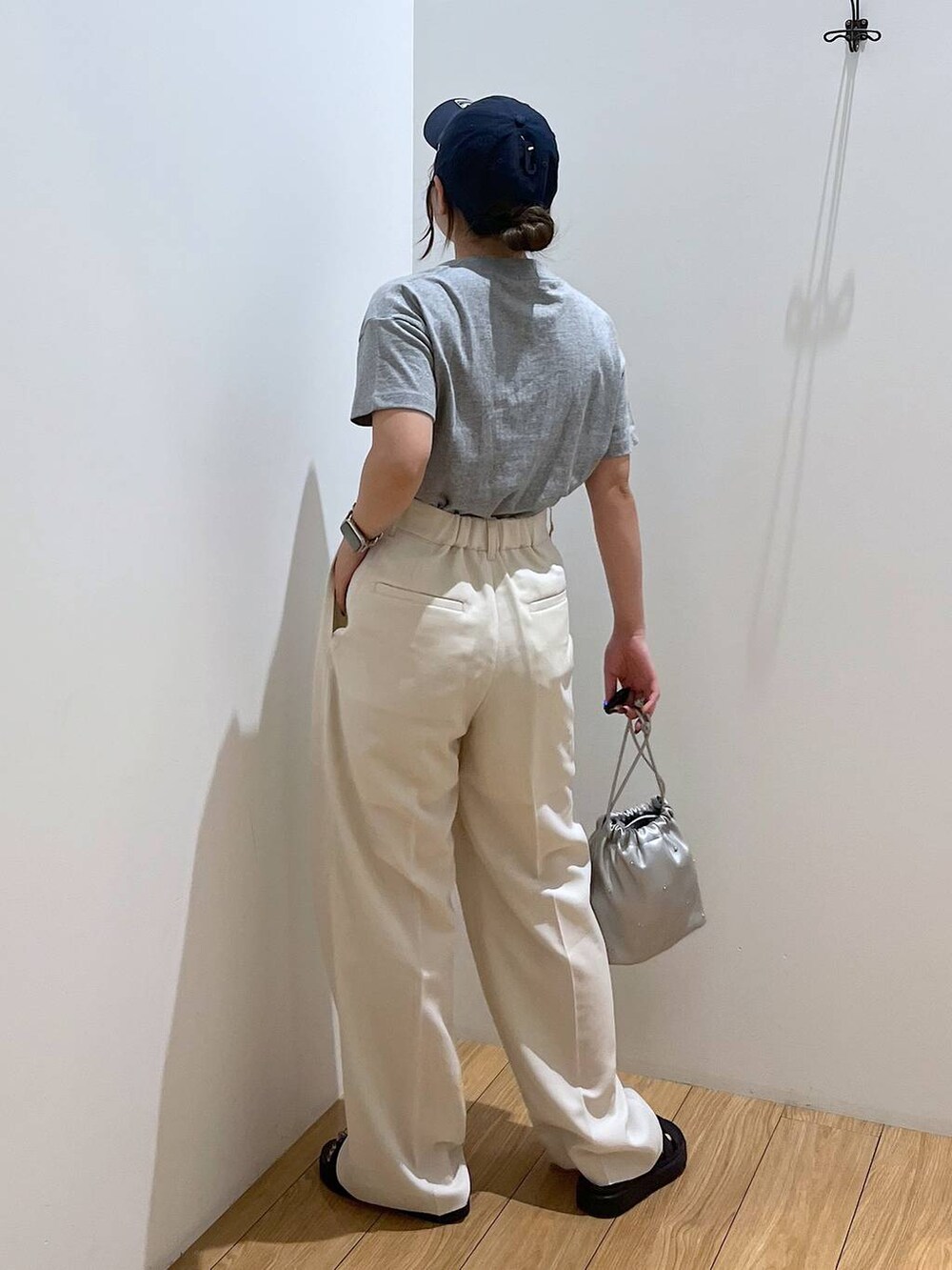 「夏コーデ、低身長、着痩せ・細見え、カジュアル、ローリーズスタイル_LOWRYS FARM、LOWRYS FARM」|「LOWRYS FARMのプリントBIGTEE 103005(Tシャツ/カットソー、グレー系)」を使った、Lunaさん(レディース・155cm)の夏コーディネートの4枚目の写真