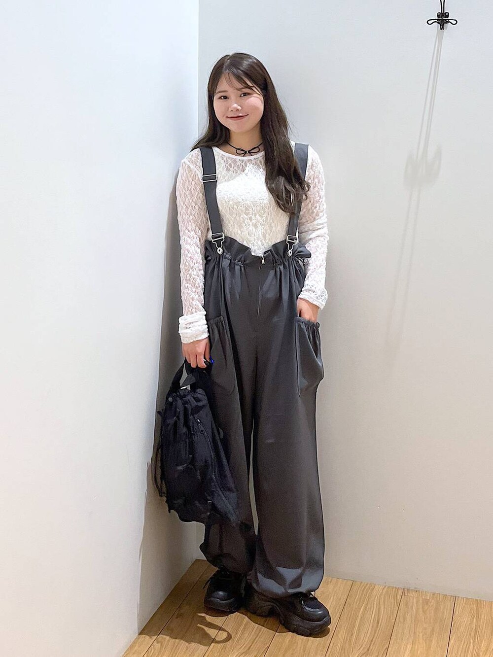 ブラック系のスニーカー、グレー系のワンピース、ブラック系のバックパック/リュックを着用したレディースの秋コーディネートの2枚目の写真