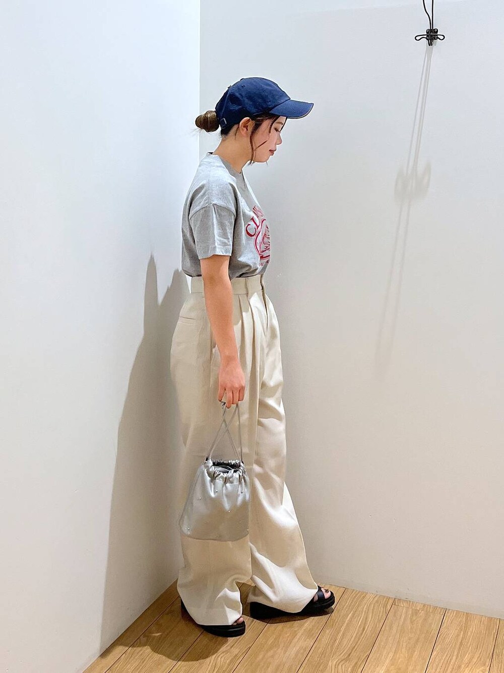「夏コーデ、低身長、着痩せ・細見え、カジュアル、ローリーズスタイル_LOWRYS FARM、LOWRYS FARM」|「LOWRYS FARMのプリントBIGTEE 103005(Tシャツ/カットソー、グレー系)」を使った、Lunaさん(レディース・155cm)の夏コーディネートの3枚目の写真