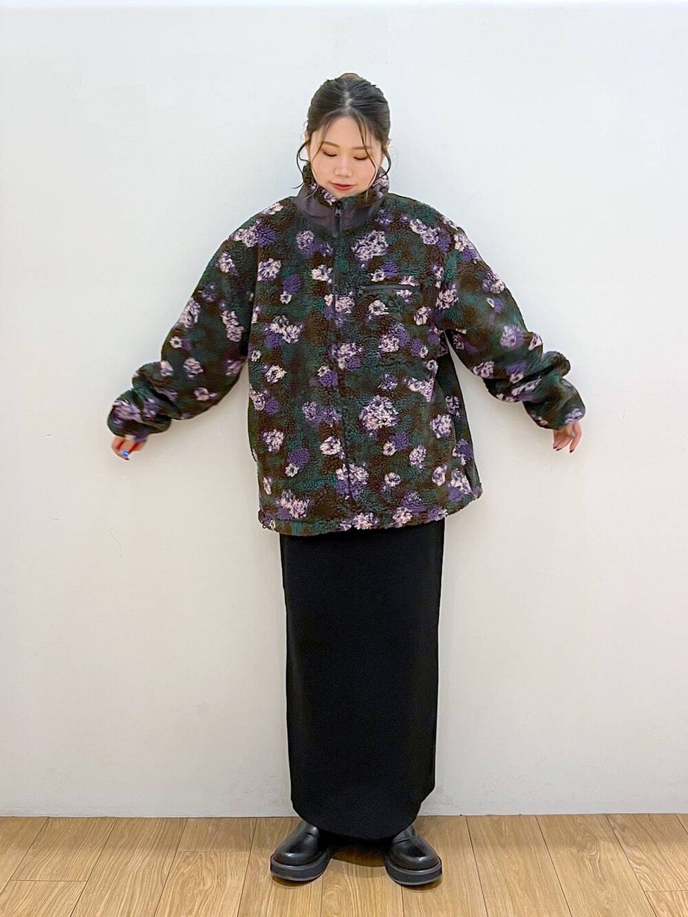 ブラック系のブーツ、ブラック系のスカート、その他のブルゾンを着用したレディースの秋コーディネートの3枚目の写真