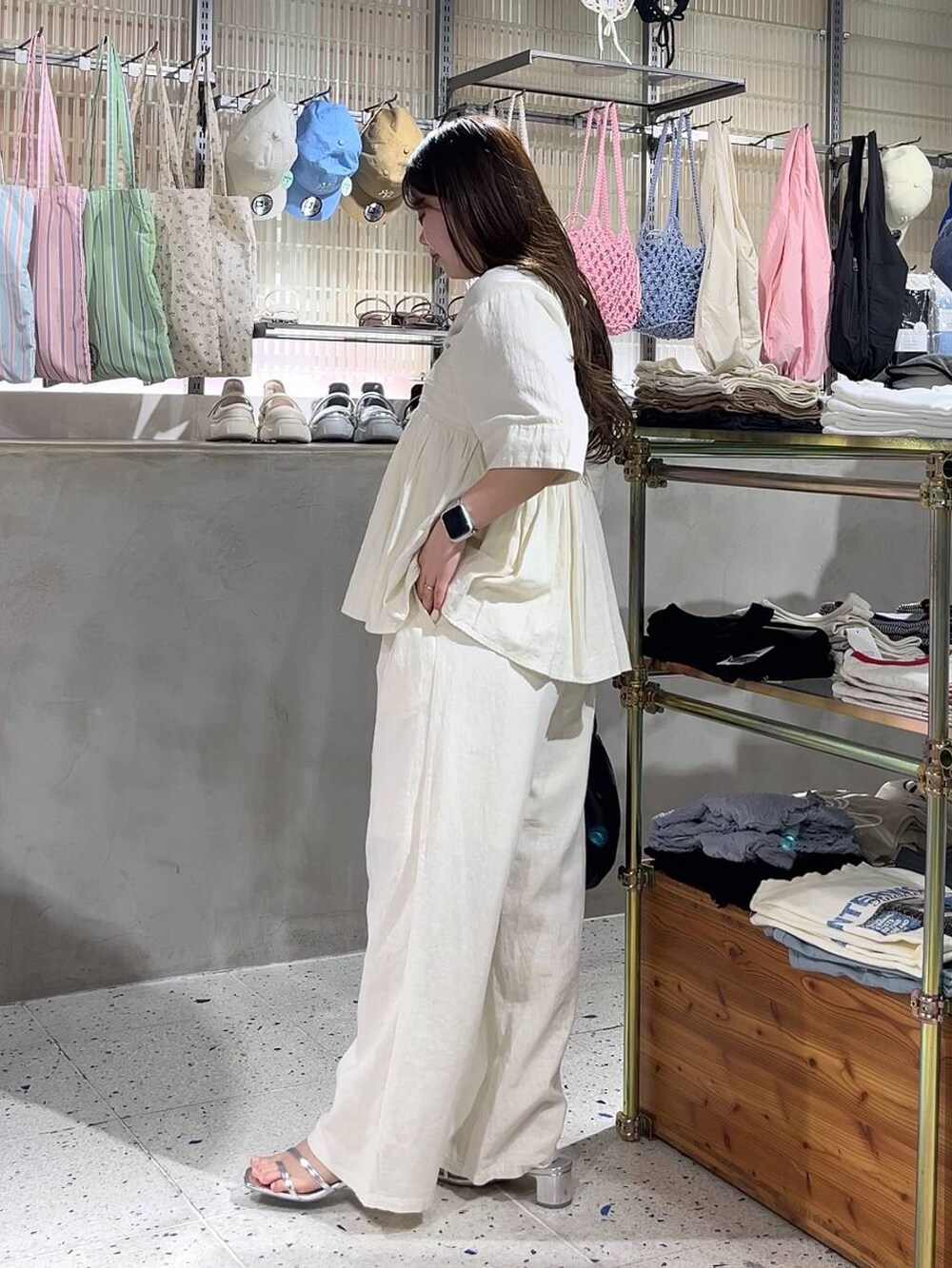 ホワイト系のシャツ/ブラウス、ホワイト系のキャミソール、シルバー系のサンダルを着用したレディースの春コーディネートの3枚目の写真