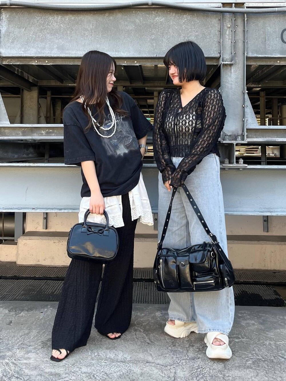 ブラック系のショルダーバッグ、ブラック系のシャツ/ブラウス、ブラック系のボストンバッグを着用したレディースの春コーディネートの2枚目の写真