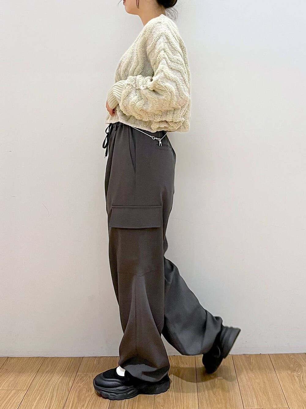 ブラック系のショルダーバッグ、グレー系のその他パンツ、ホワイト系のニット/セーターを着用したレディースの秋コーディネートの5枚目の写真