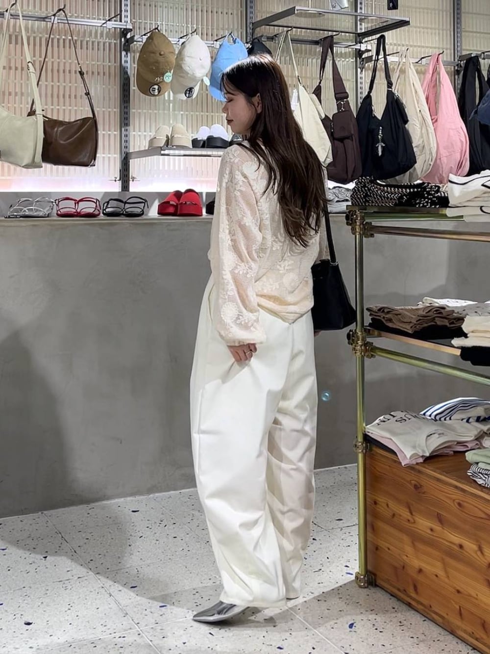 シルバー系のパンプス、ホワイト系のシャツ/ブラウス、ベージュ系のキャミソールを着用したレディースの春コーディネートの4枚目の写真