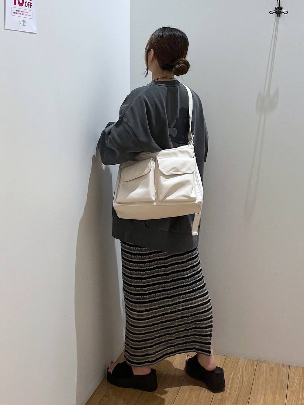 ブラック系のサンダル、ホワイト系のショルダーバッグ、ブラック系のスカートを着用したレディースの夏コーディネートの5枚目の写真