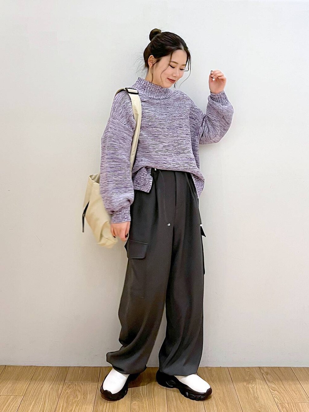 パープル系のニット/セーター、グレー系のカーゴパンツ、ホワイト系のブーツを着用したレディースの冬コーディネートの3枚目の写真