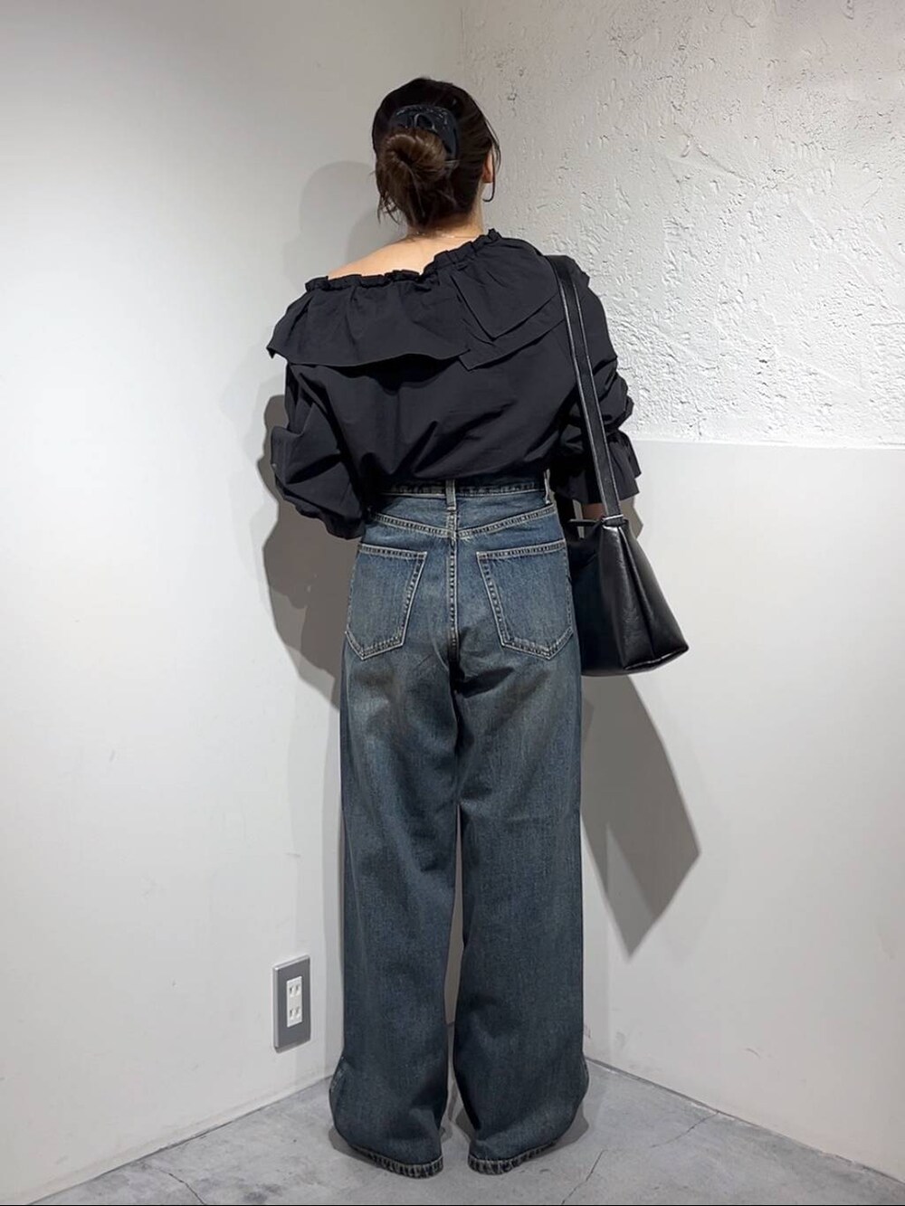 ブルー系のデニムパンツ、シルバー系のパンプス、ブラック系のシャツ/ブラウスを着用したレディースの春コーディネートの4枚目の写真