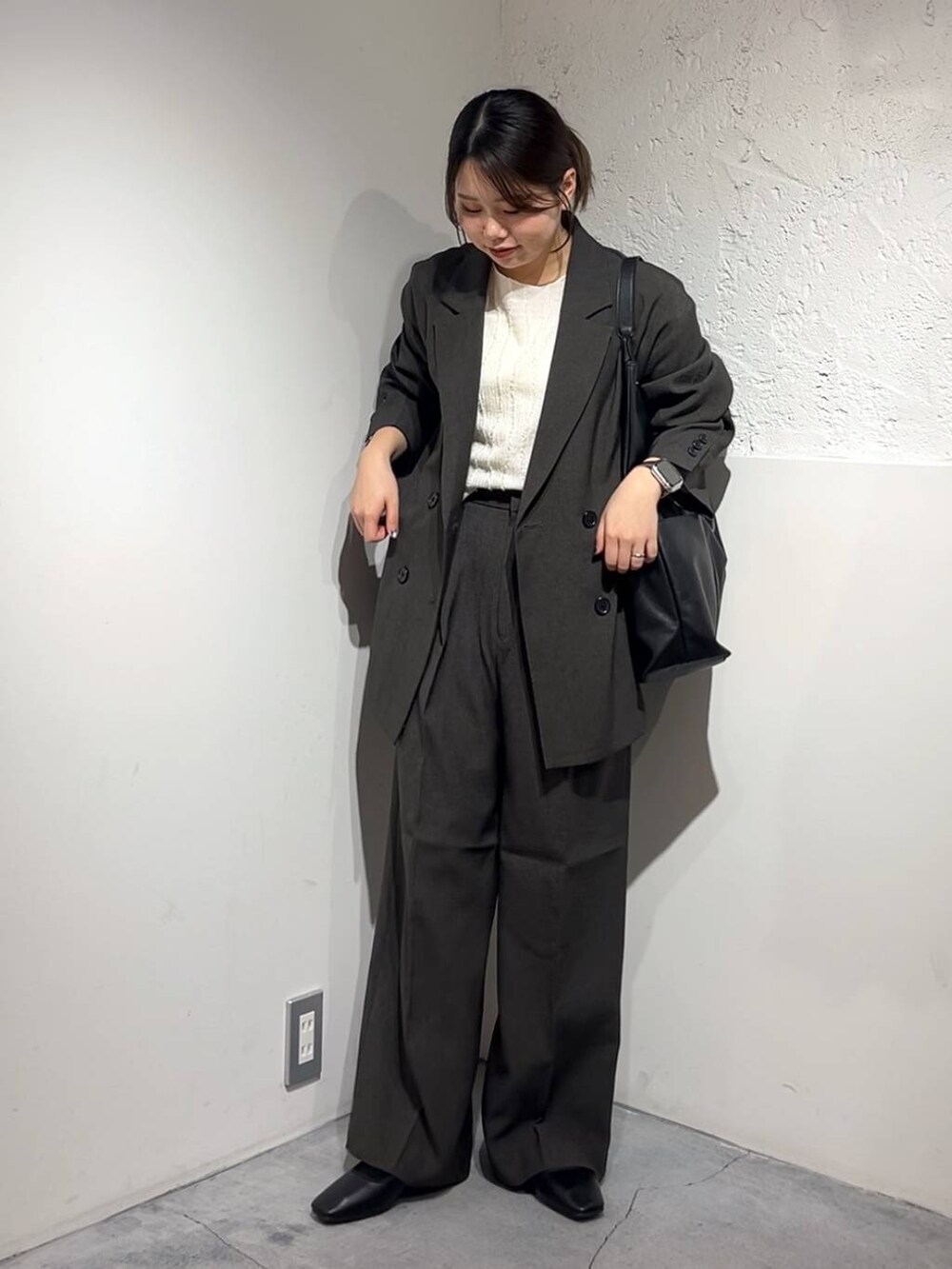 ベージュ系のTシャツ/カットソー、ブラック系のトートバッグ、ブラック系のバレエシューズを着用したレディースの春コーディネートの3枚目の写真