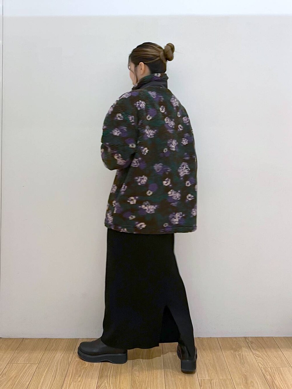 ブラック系のブーツ、ブラック系のスカート、その他のブルゾンを着用したレディースの秋コーディネートの4枚目の写真