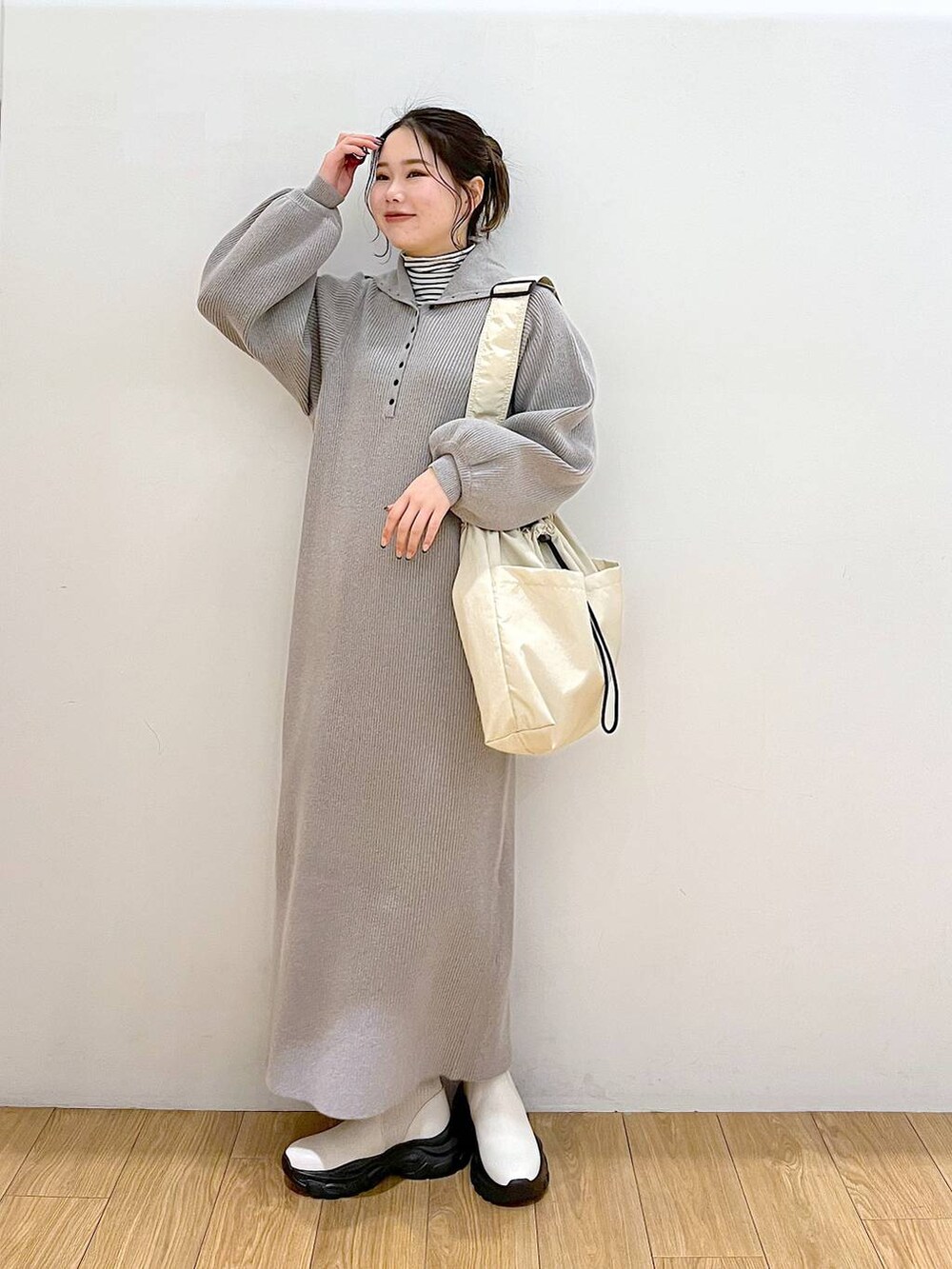 「低身長、着痩せ・細見え、カジュアル、ローリーズスタイル_LOWRYS FARM、LOWRYS FARM、スタッフヘアネイル、あったか防寒シューズ、ニット、ワンピース」｜「LOWRYS FARMのボーダータートル　167936（Tシャツ/カットソー、ホワイト系）」を使った、Lunaさん（レディース・155cm）の冬コーディネートの2枚目の写真