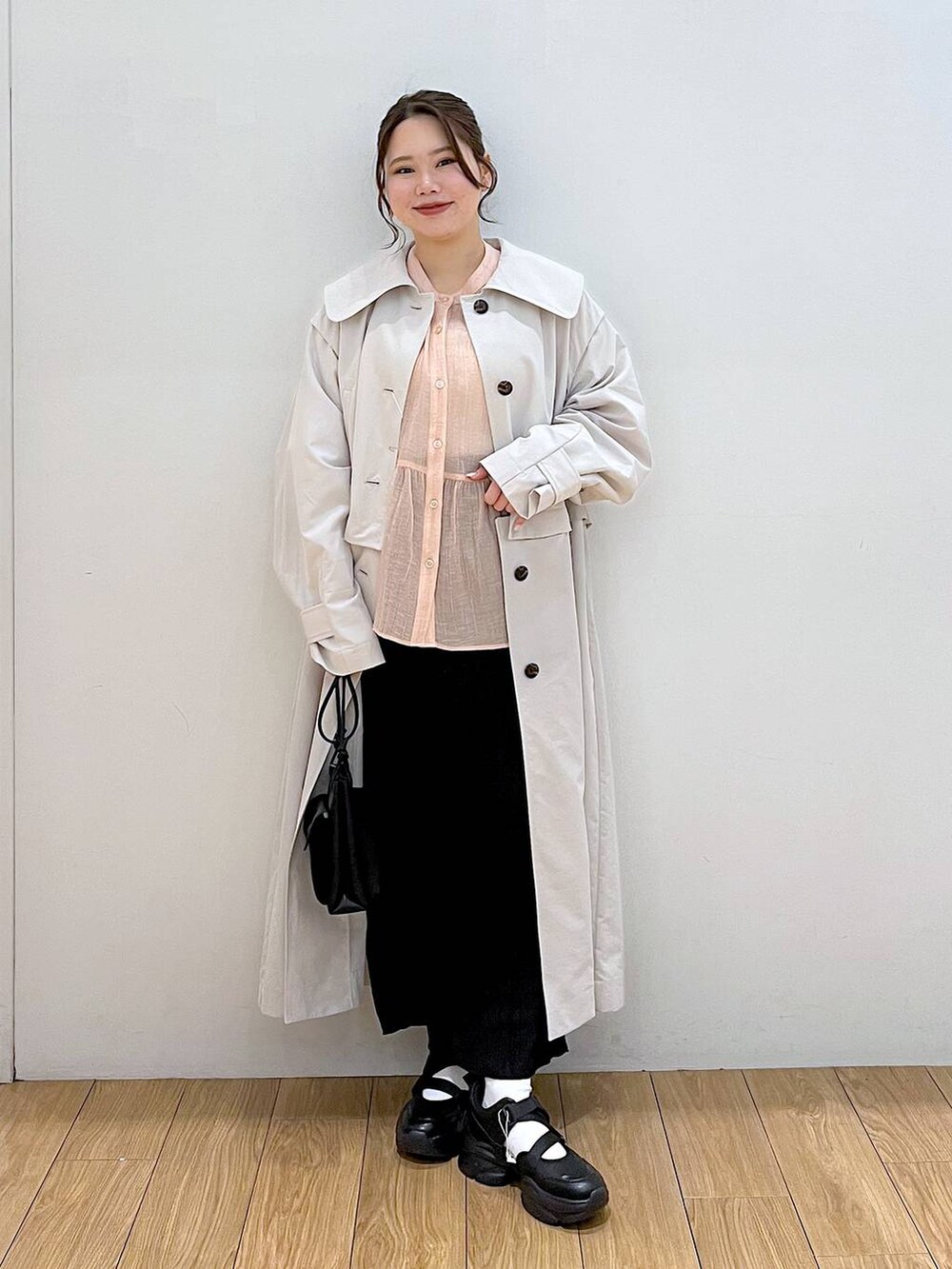 ブラック系のサンダル、ホワイト系のTシャツ/カットソー、ブラック系のショルダーバッグを着用したレディースの春コーディネートの2枚目の写真