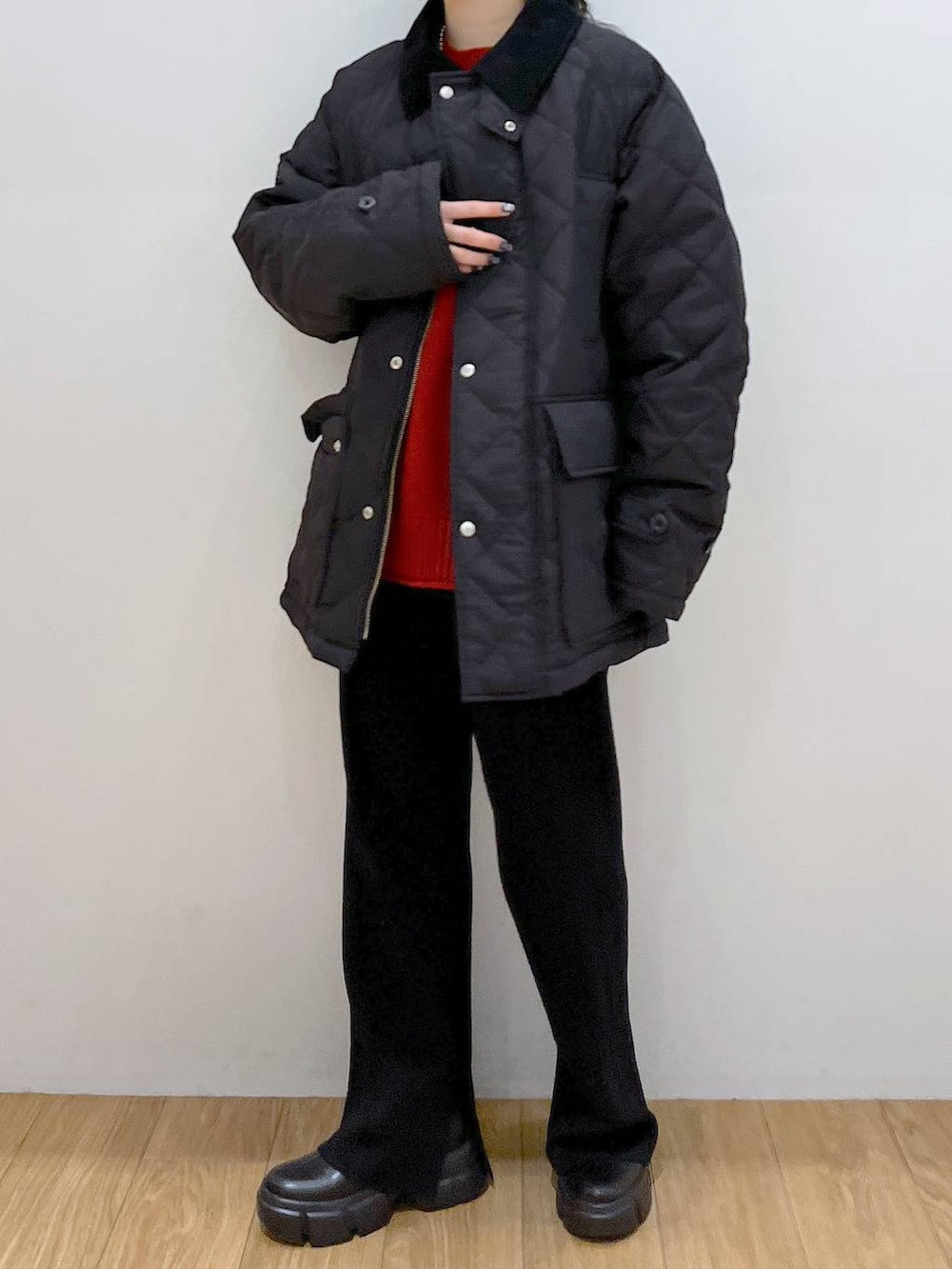 ブラック系のブーツ、レッド系のTシャツ/カットソー、ブラック系のその他パンツを着用したレディースの冬コーディネートの3枚目の写真