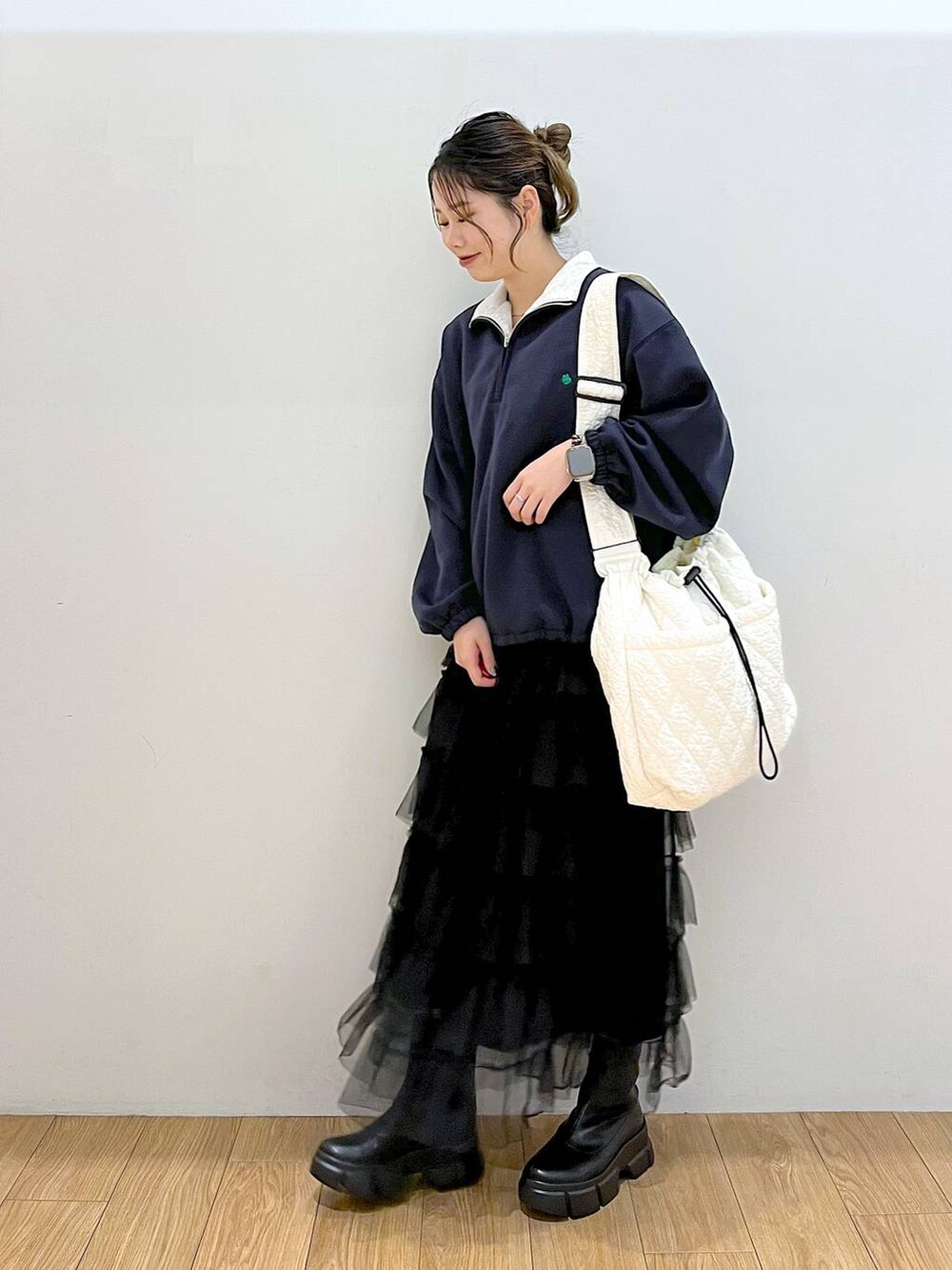 ブラック系のブーツ、ブルー系のスウェット、ブラック系のスカートを着用したレディースの秋コーディネートの5枚目の写真