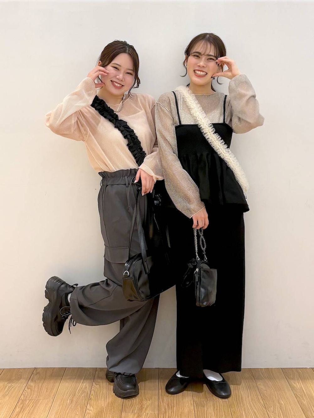 ブラック系のハンドバッグ、ブラック系のスカート、ブラック系のTシャツ/カットソーを着用したレディースの春コーディネートの4枚目の写真