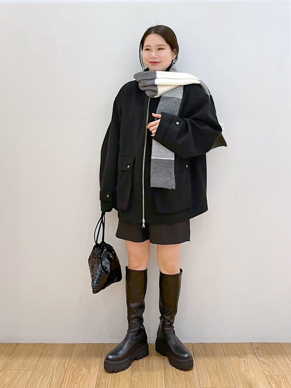 ブラック系のブルゾン、ブラック系のその他パンツ、ブラック系のブーツを着用したレディースの冬コーディネートの2枚目の写真