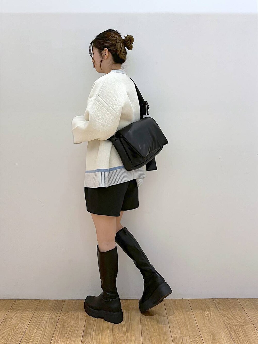 ブラック系のその他パンツ、ベージュ系のニット/セーター、ブラック系のブーツを着用したレディースの秋コーディネートの4枚目の写真