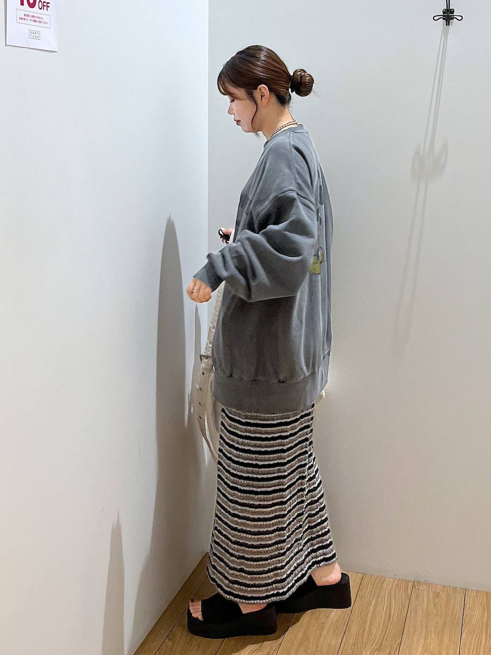 ブラック系のサンダル、ホワイト系のショルダーバッグ、ブラック系のスカートを着用したレディースの夏コーディネートの4枚目の写真