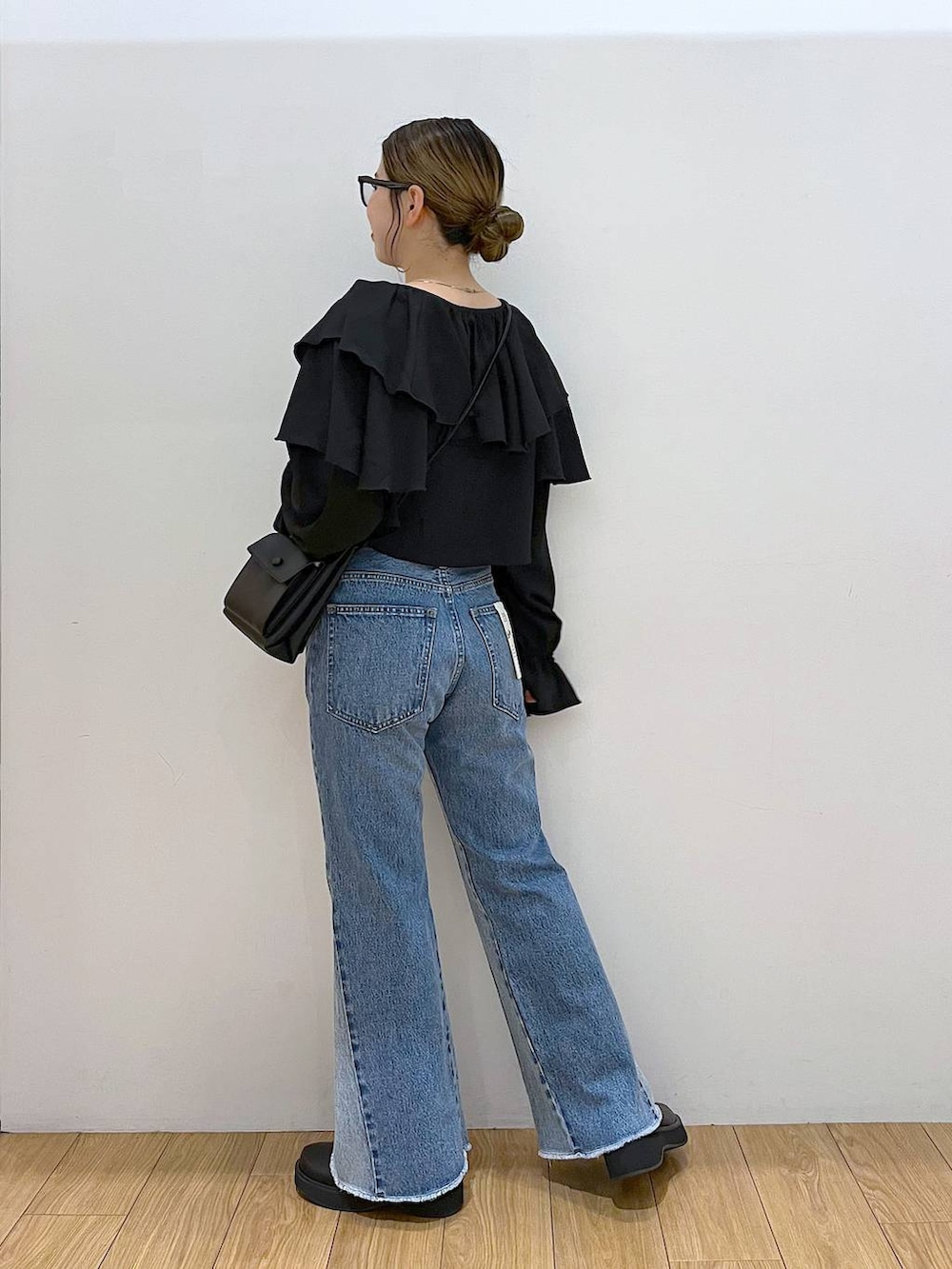 ブラック系のキャミソール、その他のデニムパンツ、ブラック系のブーツを着用したレディースの夏コーディネートの3枚目の写真