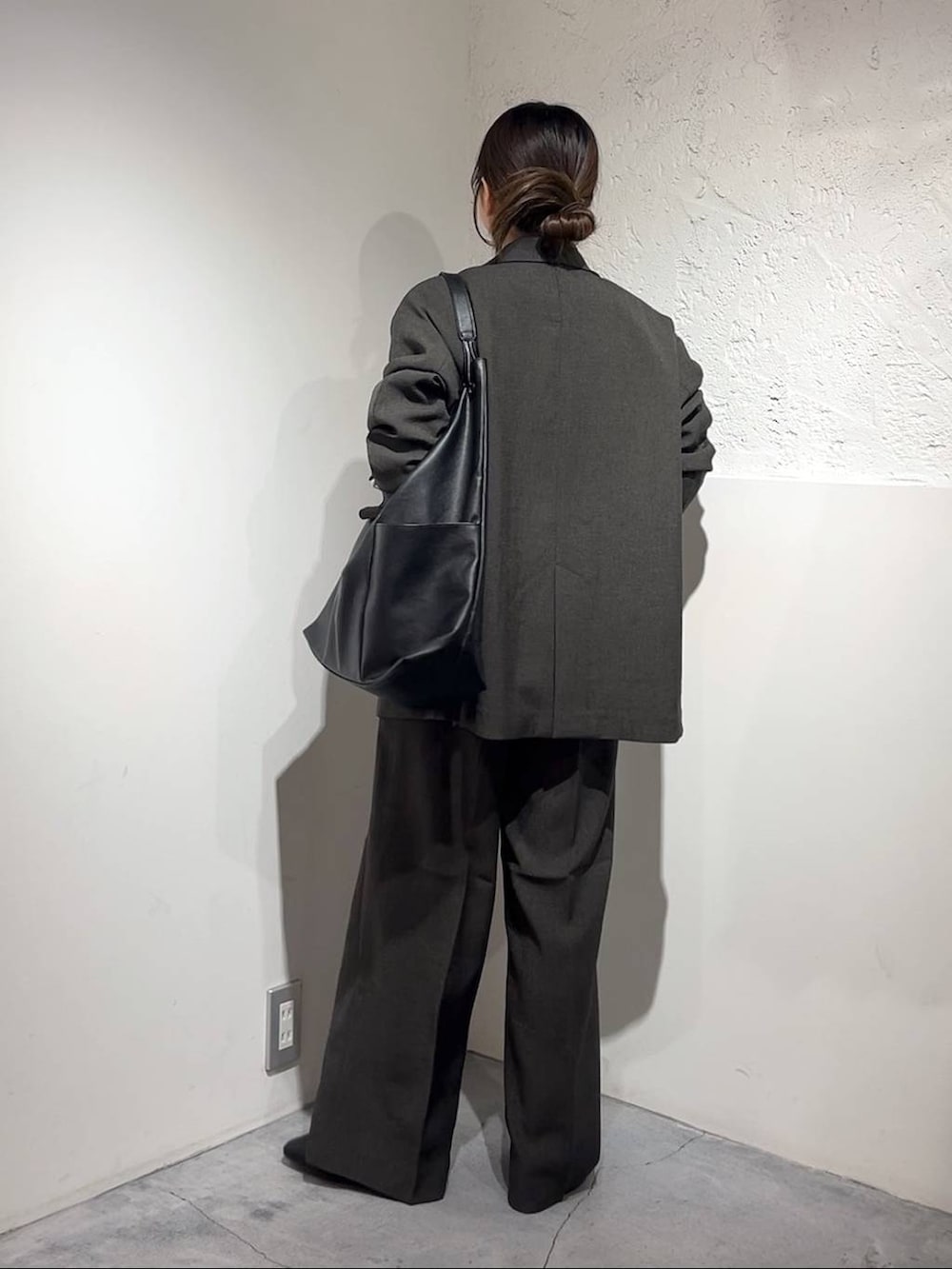 ベージュ系のTシャツ/カットソー、ブラック系のトートバッグ、ブラック系のバレエシューズを着用したレディースの春コーディネートの4枚目の写真