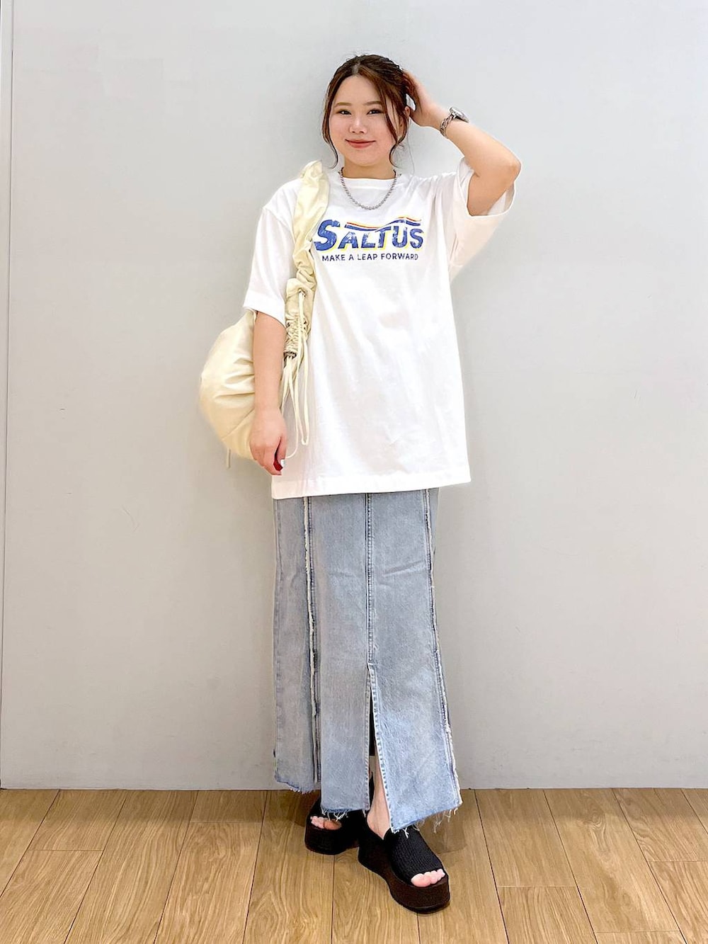 ブラック系のサンダル、ホワイト系のTシャツ/カットソー、ホワイト系のショルダーバッグを着用したレディースの春コーディネートの2枚目の写真