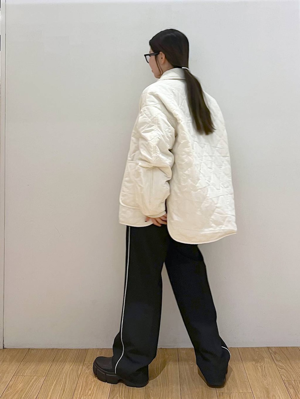 ホワイト系のニット/セーター、ブラック系のブーツ、ブラック系のその他パンツを着用したレディースの冬コーディネートの4枚目の写真