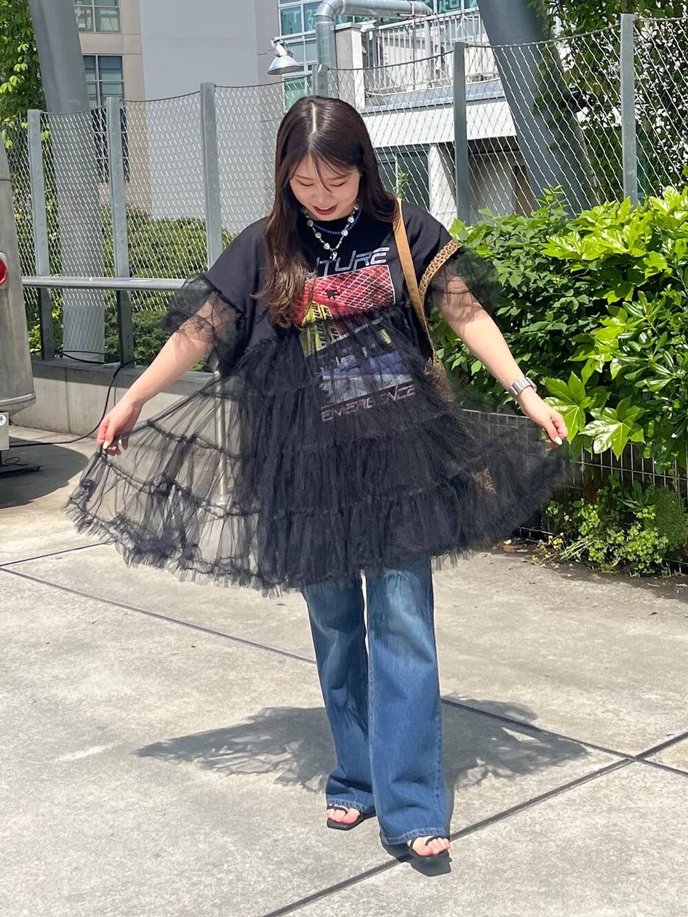 その他のトートバッグ、ブラック系のサンダル、ブルー系のデニムパンツを着用したレディースの春コーディネートの3枚目の写真