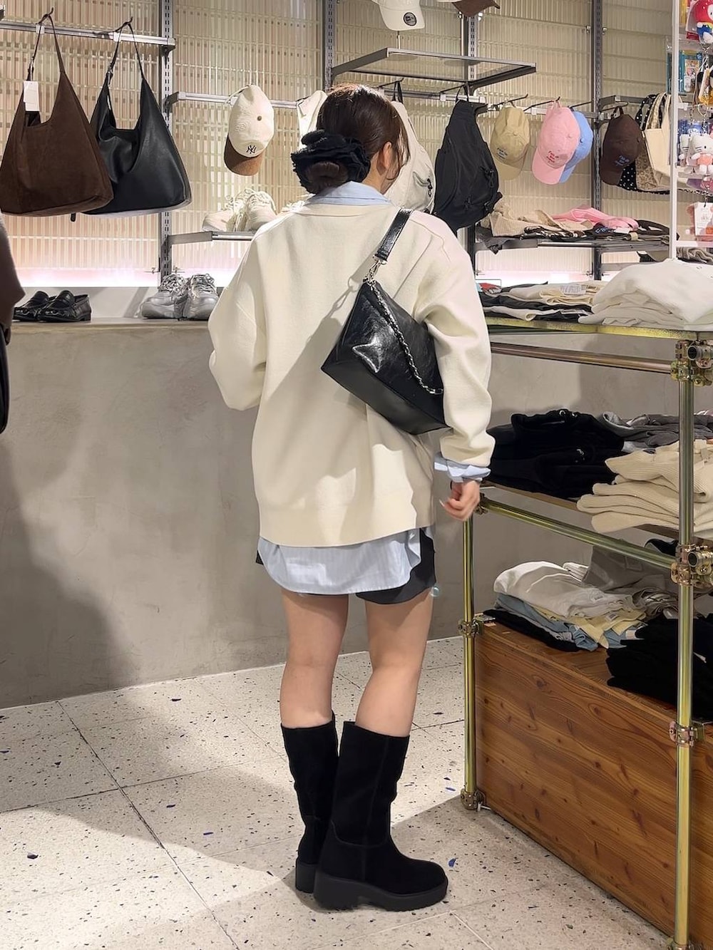 グレー系のその他パンツ、ブラック系のブーツ、ブラック系のショルダーバッグを着用したレディースの冬コーディネートの4枚目の写真