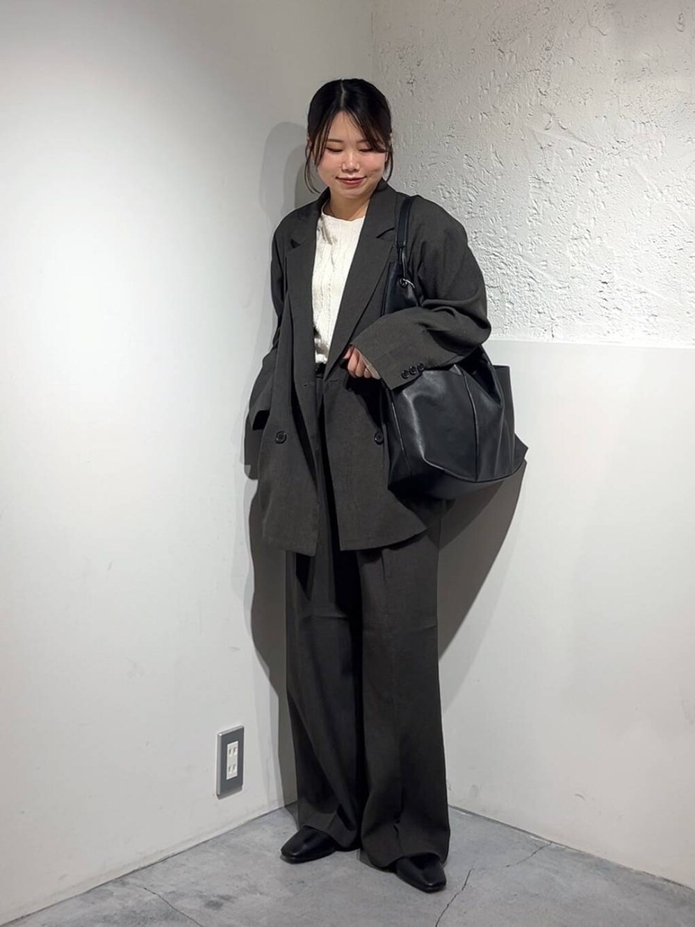 ベージュ系のTシャツ/カットソー、ブラック系のトートバッグ、ブラック系のバレエシューズを着用したレディースの春コーディネートの2枚目の写真