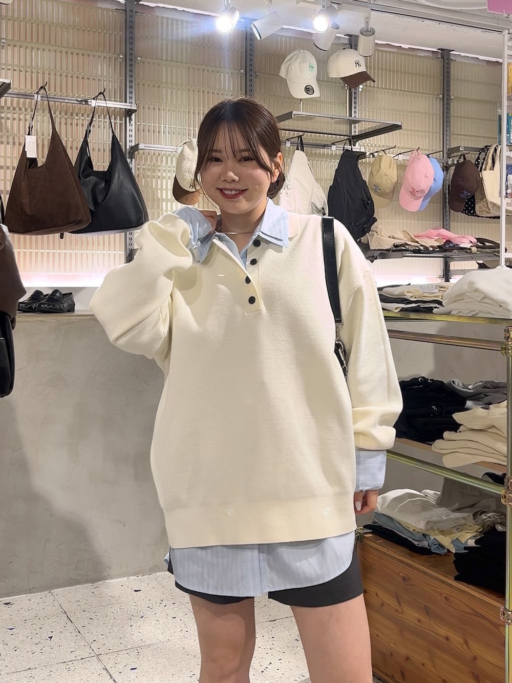 グレー系のその他パンツ、ブラック系のブーツ、ブラック系のショルダーバッグを着用したレディースの冬コーディネートの2枚目の写真