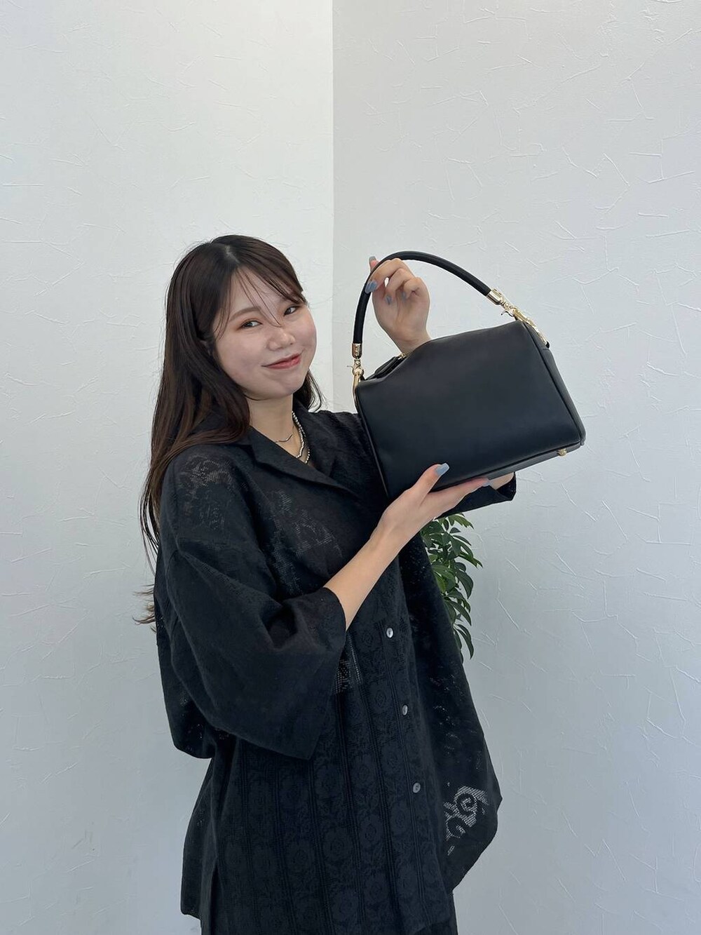 ブラック系のシャツ/ブラウスを着用したレディースの夏コーディネートの2枚目の写真