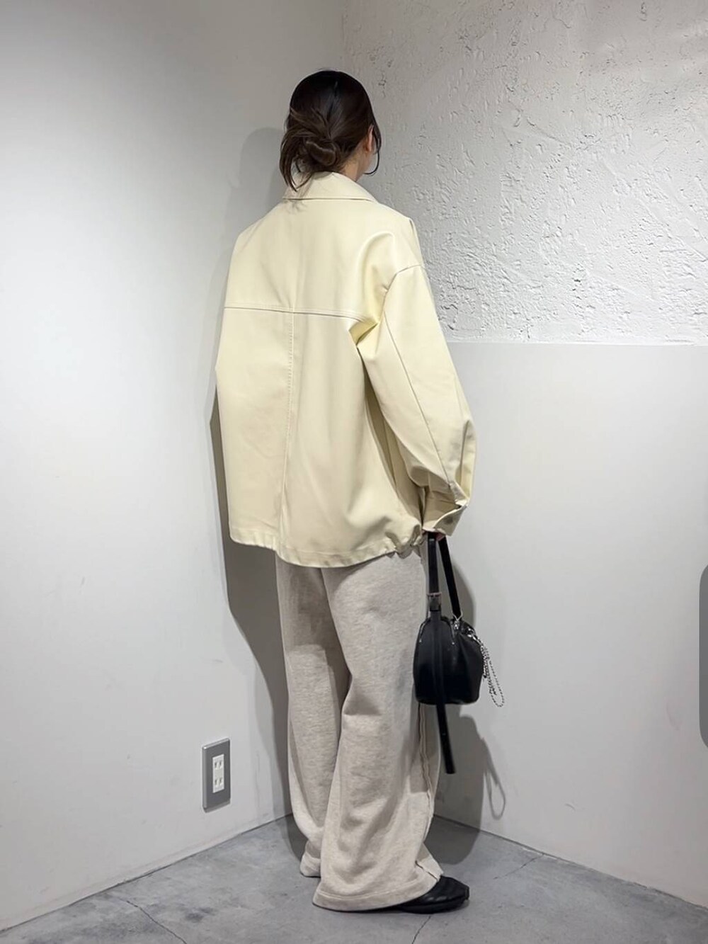 ブラック系のカーディガン/ボレロ、シルバー系のトートバッグ、ブラック系のスニーカーを着用したレディースの春コーディネートの3枚目の写真