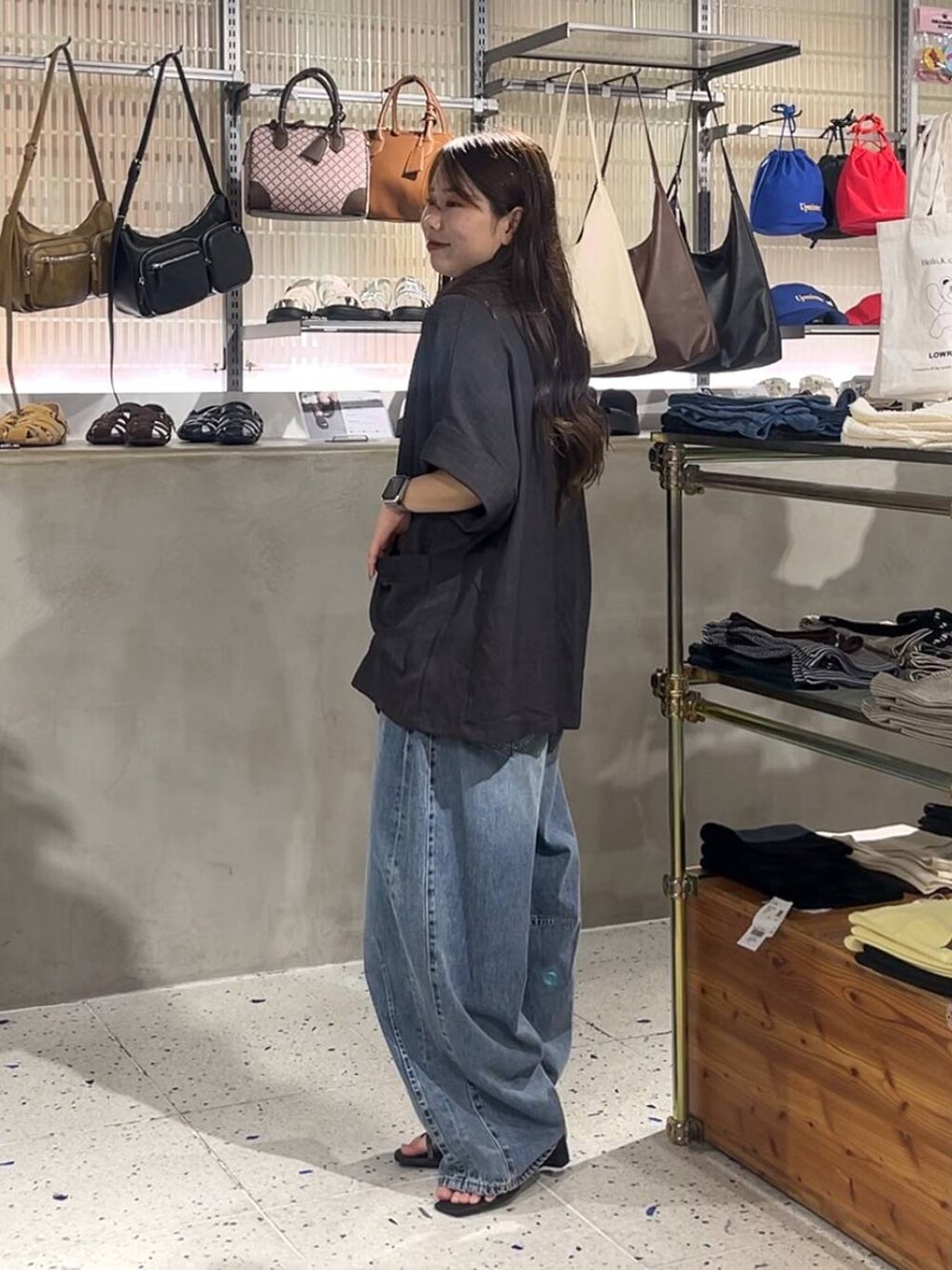 ホワイト系のTシャツ/カットソー、ブルー系のデニムパンツ、ブラック系のサンダルを着用したレディースの夏コーディネートの4枚目の写真