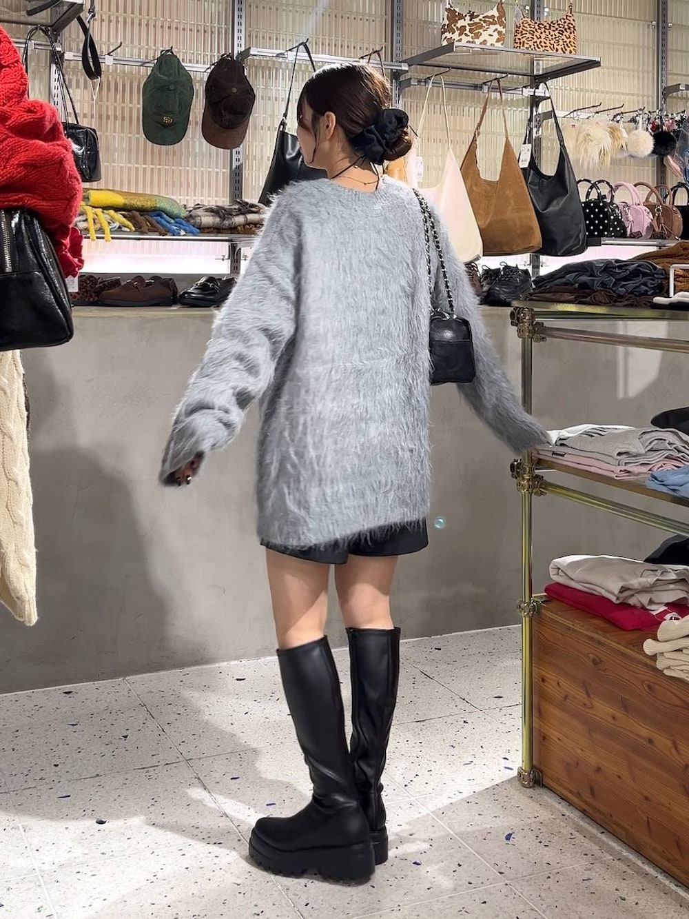 グレー系のその他パンツ、ブラック系のブーツ、ブラック系のニット/セーターを着用したレディースの秋コーディネートの4枚目の写真