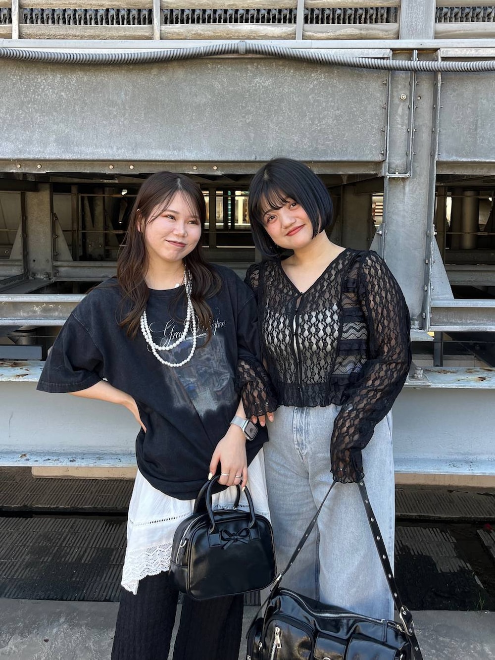 ブラック系のショルダーバッグ、ブラック系のシャツ/ブラウス、ブラック系のボストンバッグを着用したレディースの春コーディネートの3枚目の写真