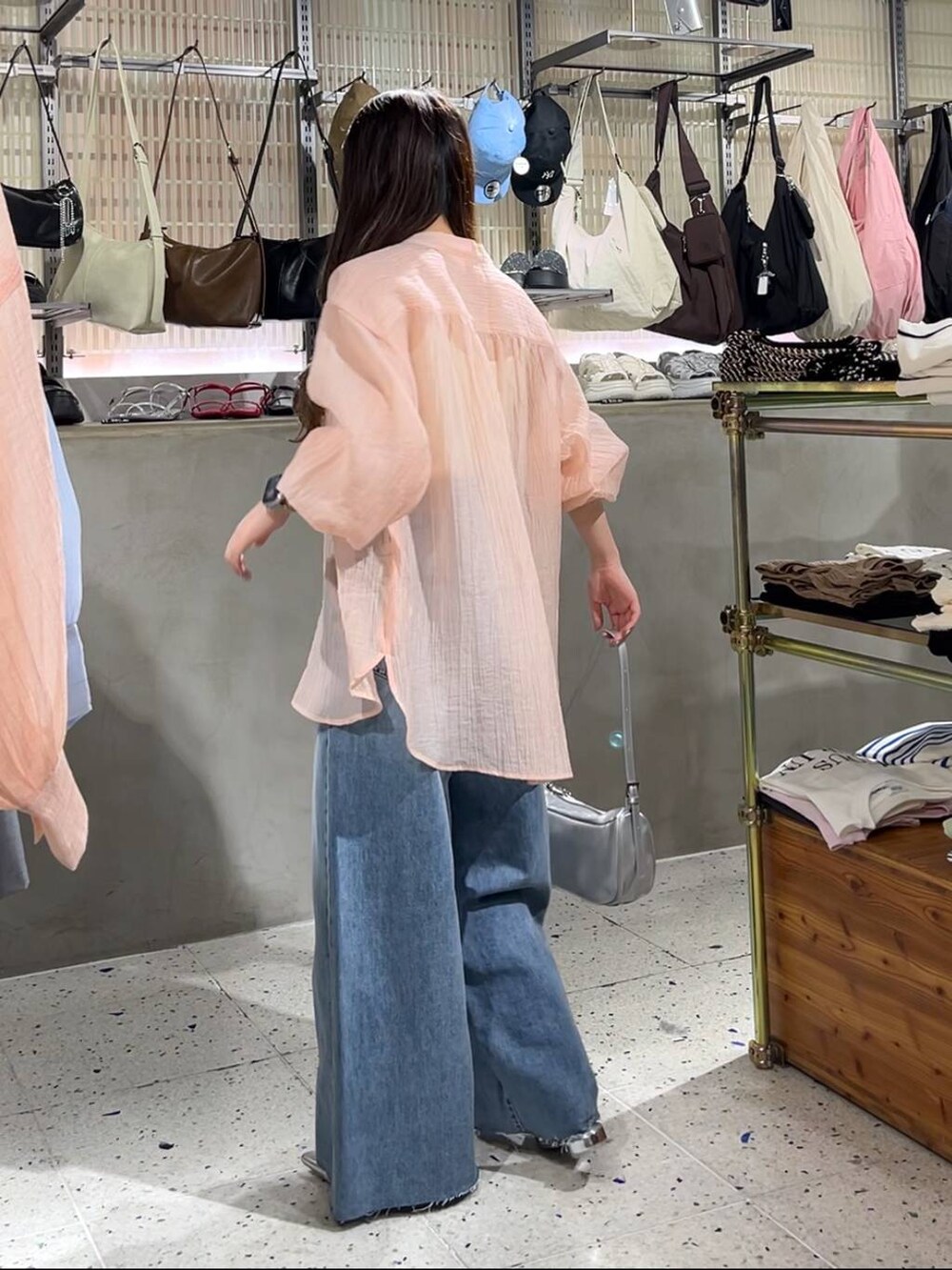 シルバー系のトートバッグ、シルバー系のパンプス、ベージュ系のキャミソールを着用したレディースの春コーディネートの4枚目の写真