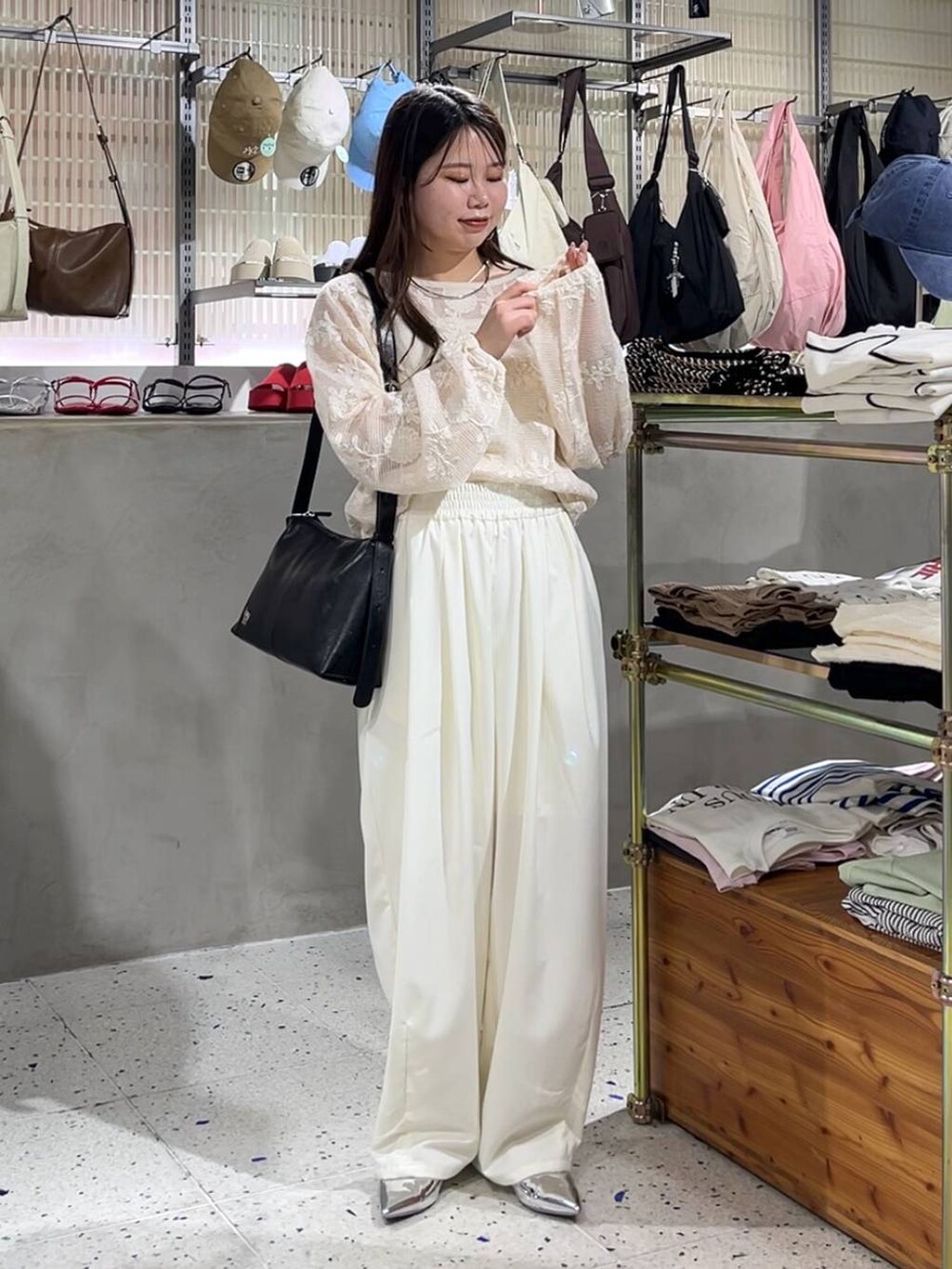 シルバー系のパンプス、ホワイト系のシャツ/ブラウス、ベージュ系のキャミソールを着用したレディースの春コーディネートの2枚目の写真