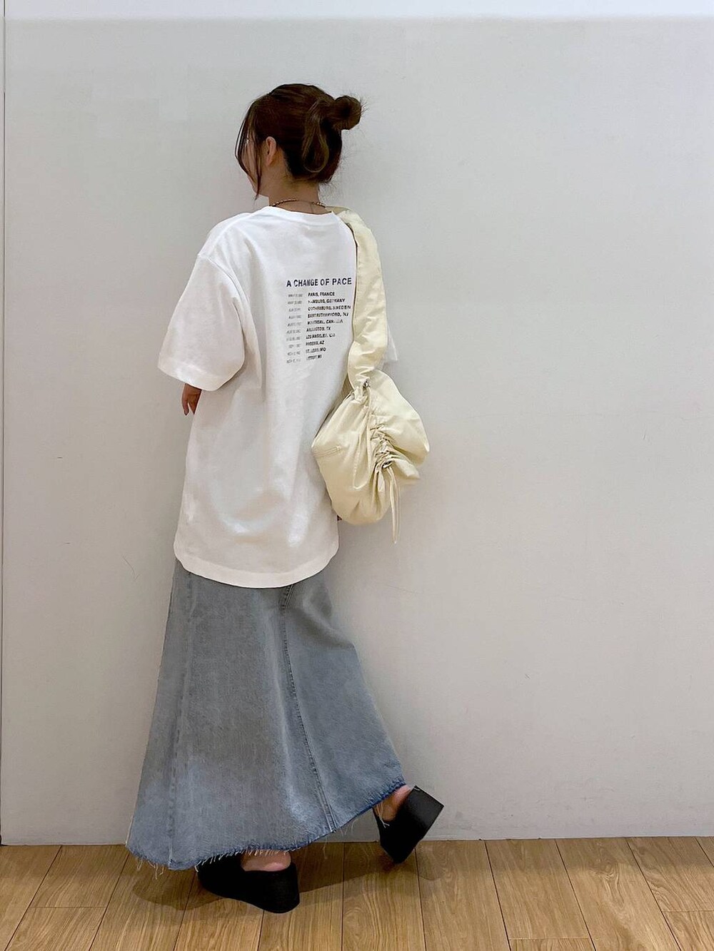 ブラック系のサンダル、ホワイト系のTシャツ/カットソー、ホワイト系のショルダーバッグを着用したレディースの春コーディネートの5枚目の写真