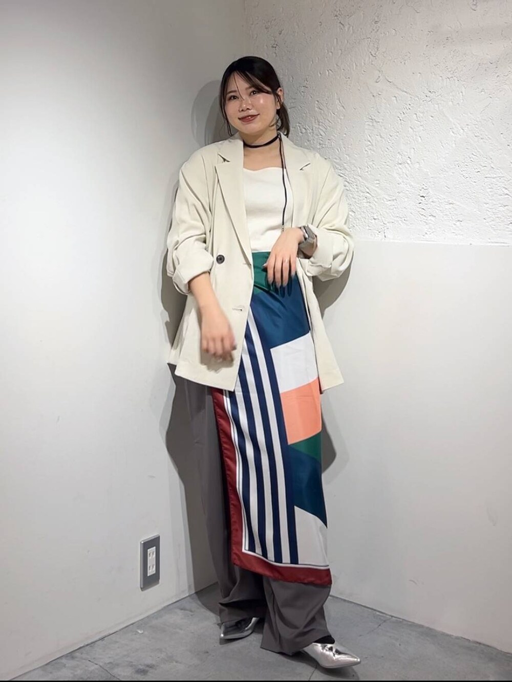 ホワイト系のテーラードジャケット、ホワイト系のTシャツ/カットソー、シルバー系のパンプスを着用したレディースの春コーディネートの2枚目の写真
