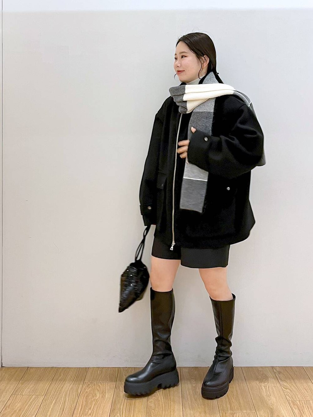 ブラック系のブルゾン、ブラック系のその他パンツ、ブラック系のブーツを着用したレディースの冬コーディネートの4枚目の写真