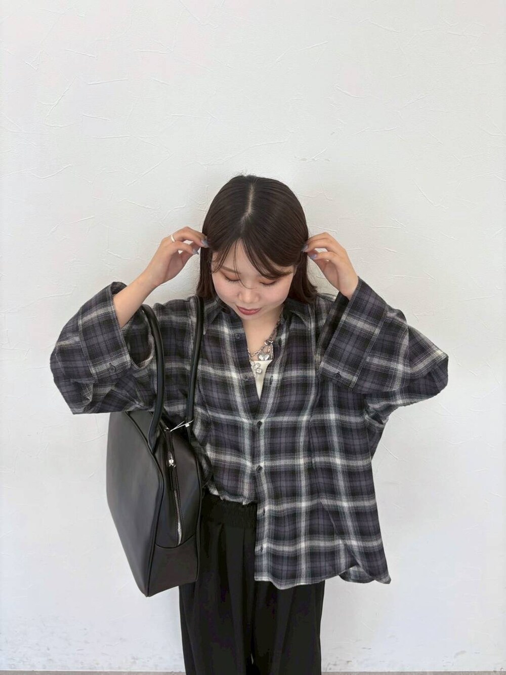 ブラック系のその他パンツ、ブラウン系のサンダル、グレー系のシャツ/ブラウスを着用したレディースの夏コーディネートの4枚目の写真