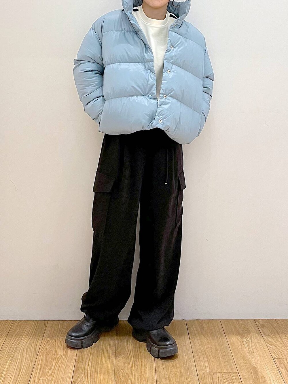 ブラック系のブーツ、ブルー系のブルゾン、ホワイト系のスウェットを着用したレディースの冬コーディネートの5枚目の写真