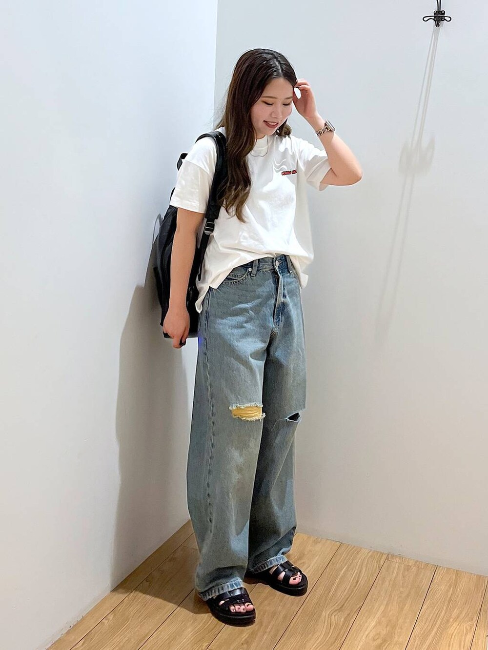 ホワイト系のTシャツ/カットソー、ブラック系のショルダーバッグ、ブラック系のスニーカーを着用したレディースの夏コーディネートの4枚目の写真