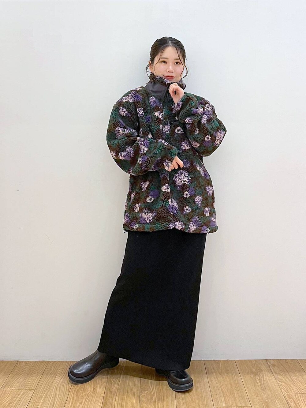 ブラック系のブーツ、ブラック系のスカート、その他のブルゾンを着用したレディースの秋コーディネートの2枚目の写真