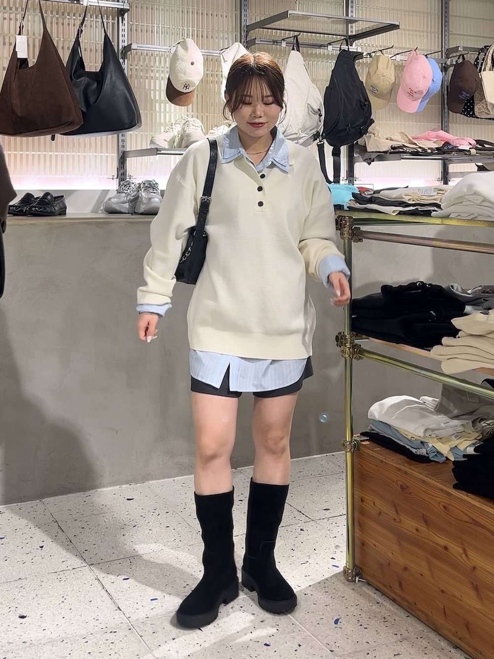 グレー系のその他パンツ、ブラック系のブーツ、ブラック系のショルダーバッグを着用したレディースの冬コーディネートの3枚目の写真