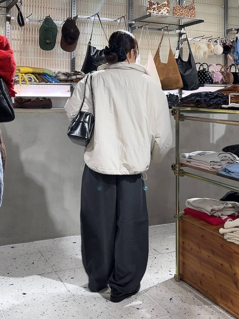 ホワイト系のその他アウター、ブラック系のローファー、ホワイト系のポロシャツを着用したレディースの秋コーディネートの3枚目の写真