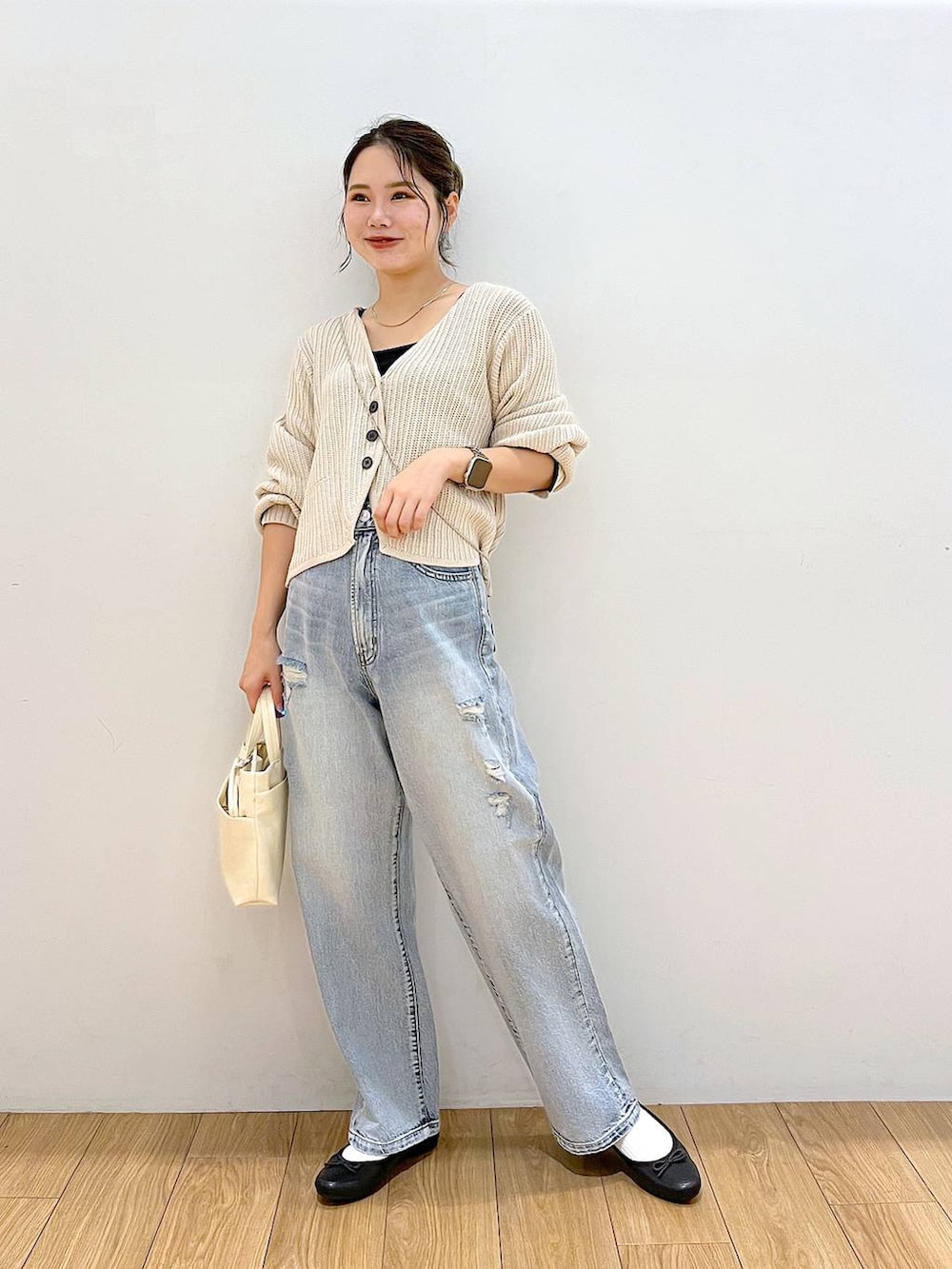 ブラック系のタンクトップ、ブラック系のバレエシューズ、ブルー系のデニムパンツを着用したレディースの秋コーディネートの2枚目の写真